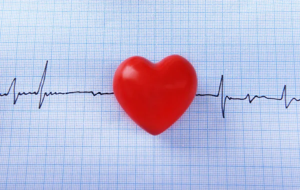 Cardiogram with red heart on table, closeup — Stock Photo, Image