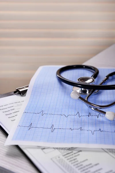 Cardiogram med stetoskop på bord — Stockfoto