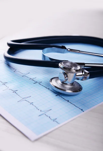 Cardiografía con estetoscopio en la mesa —  Fotos de Stock