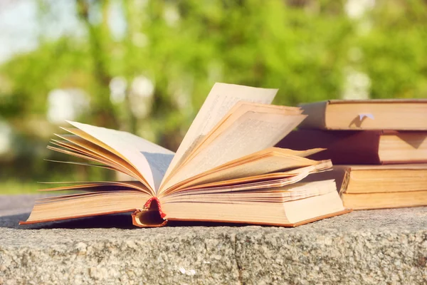 Bücherstapel im Freien — Stockfoto