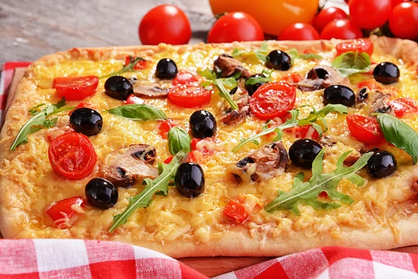 Leckere hausgemachte Pizza — Stockfoto