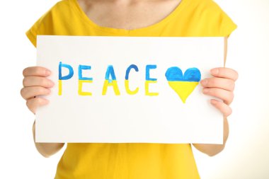 Kağıt üzerinde beyaz izole Ukrayna barış, tutan el