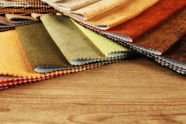 Ahşap masa üzerinde renkli doku kırıntıları yakından