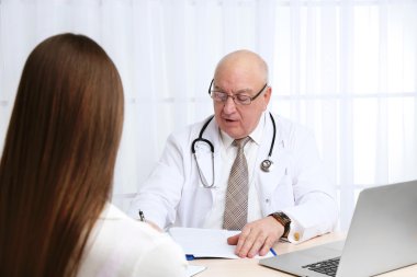 Profesyonel doktor ofisinde beyaz perde arka plan üzerinde alıcı hasta