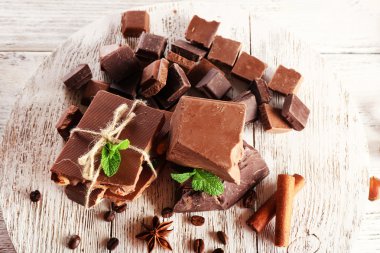 ahşap masa, closeup baharatlı çikolata kümesi
