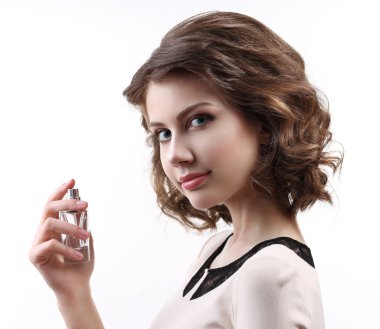 parfüm şişesi üzerinde beyaz izole olan güzel kadın
