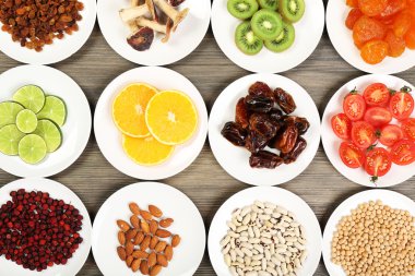 farklı ürünler üzerinde daireler ahşap tablo, üstten görünüm