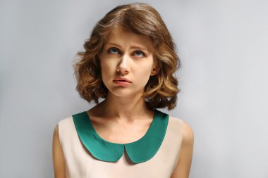 güzel model gri arka plan üzerinde portresi