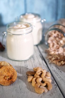 kurutulmuş meyve ve fındık rengi ahşap arka plan üzerinde ile sağlıklı kahvaltı