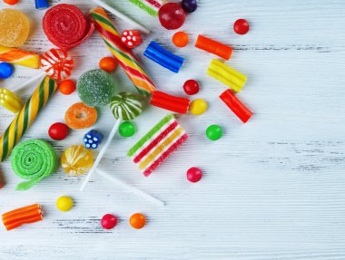 Ahşap arka planda renkli şekerler