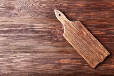 Ahşap arka planda kesme tahtası