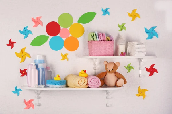 Accesorios para bebés en estantes de primer plano —  Fotos de Stock