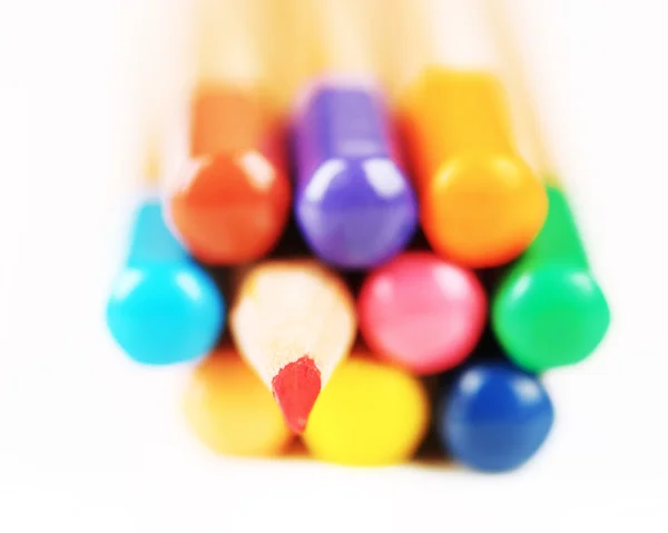 Дерев'яний кольоровий олівець з загостренням стружки, ізольований на білому — стокове фото