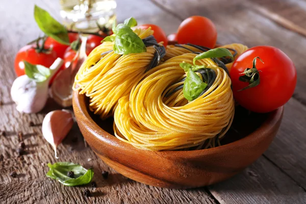 Massa com tomate cereja e outros ingredientes sobre fundo de mesa de madeira — Fotografia de Stock