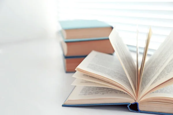 Libros sobre alféizar de ventana blanca, de cerca —  Fotos de Stock