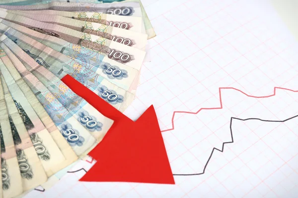 Peníze a červená šipka na graf dokumentu zblízka — Stock fotografie