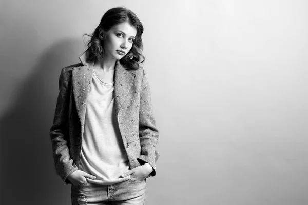 Retrato de modelo hermoso en jeans y chaqueta, en tonos de gris — Foto de Stock