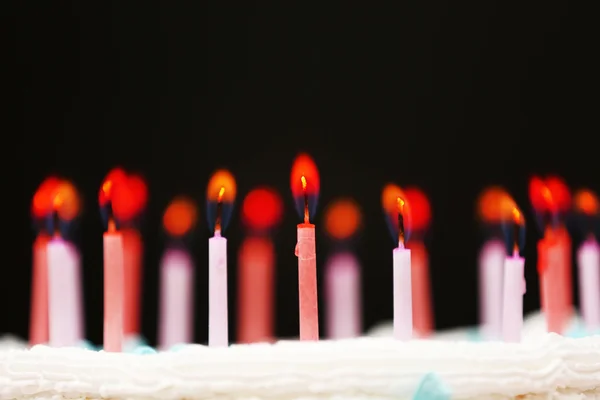 Velas em bolo de aniversário — Fotografia de Stock