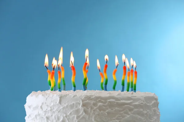 Τούρτα γενεθλίων με κεριά στο φόντο χρώμα — Φωτογραφία Αρχείου