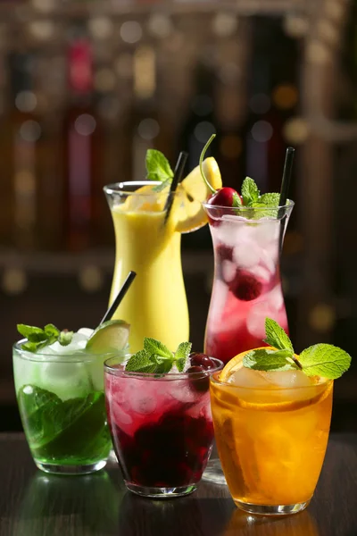 Glasses of cocktails on bar background — Stock Photo, Image