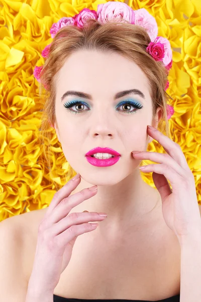 Mujer con flores en el pelo —  Fotos de Stock