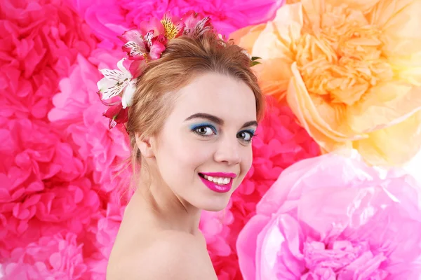 Femme avec des fleurs dans les cheveux — Photo