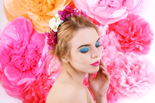 Mujer con flores en el pelo —  Fotos de Stock