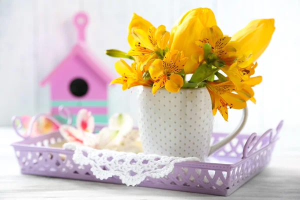 Schöne Blumen in Tasse — Stockfoto