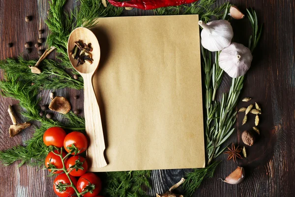 Libro de recetas con hierbas frescas, tomates y especias —  Fotos de Stock