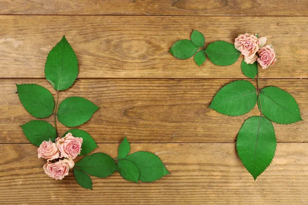 Bei fiori secchi e foglie su sfondo di legno — Foto Stock