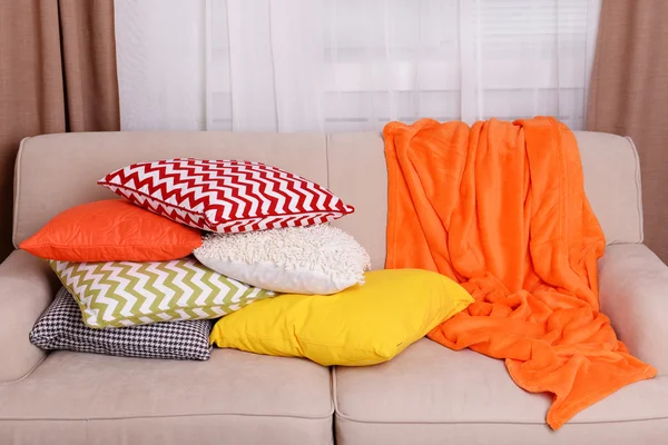 Sofá con almohadas de colores en la habitación —  Fotos de Stock