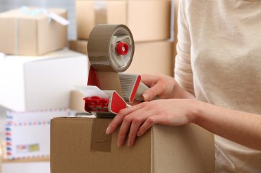 Kadın paketleri parsel postane içinde