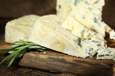 Mavi peynir ahşap kesme tahtası üzerinde. portre