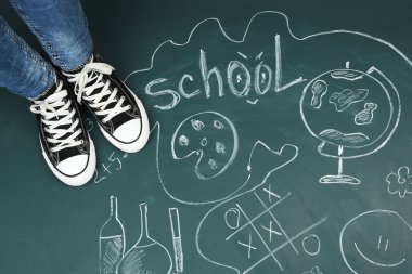 Kadın ayakları üzerinde yazıtlar ve skeçler blackboard arka plan