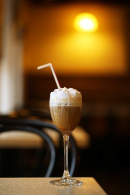 Bardak kahve kafede masada krema ile