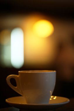 Kafedeki masada bir fincan kahve.