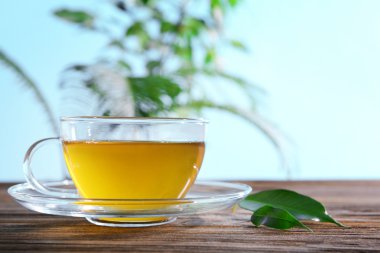 Yeşil çay yeşil zemin üzerine masada