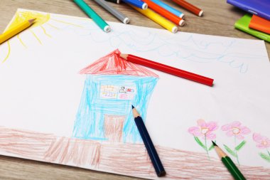 Beyaz sayfa üzerinde çizim çocuklar