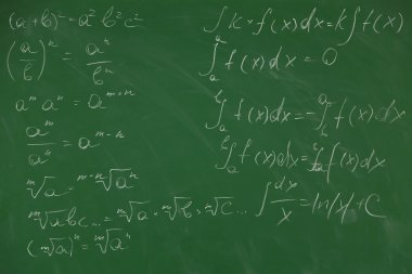 El yazma formülleri ile tebeşir, yazı tahtası üzerinde kapat