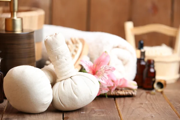 Composição bonita do spa com sacos de massagem na mesa de perto — Fotografia de Stock