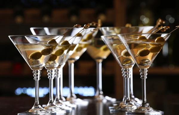 Glasses of cocktails on bar background — Stock Photo, Image