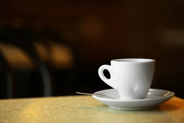 Kopje koffie op tafel in café — Stockfoto