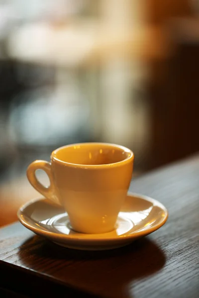 Taza de café en la mesa en la cafetería —  Fotos de Stock