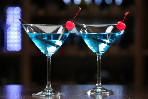 Glasses of cocktails on bar background — Stock Photo, Image