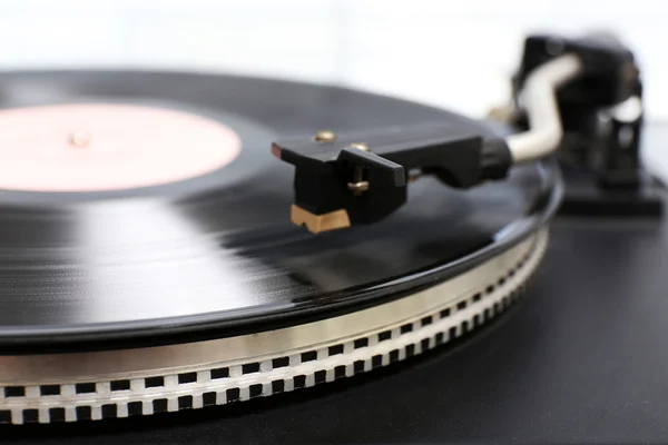 Gramophone with a vinyl record, closeup — Stock Photo, Image