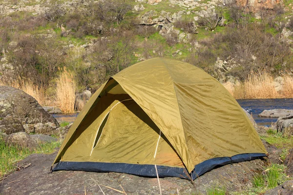 Carpa turística sobre fondo natural — Foto de Stock