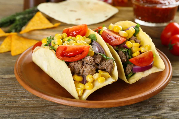 Comida mexicana Taco em placa de barro na mesa de madeira, close-up — Fotografia de Stock