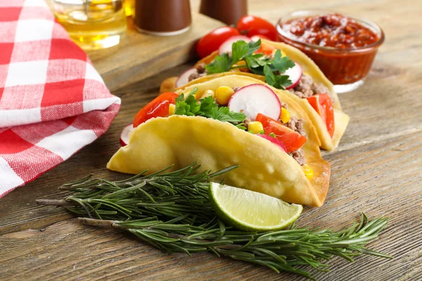 Comida Mexicana Tacos en mesa de madera, primer plano —  Fotos de Stock