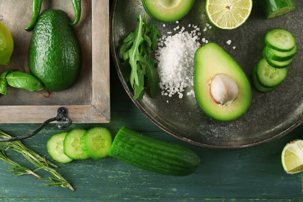 Aguacate en rodajas, pepino, pimienta —  Fotos de Stock