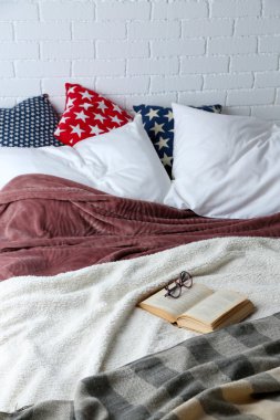 Kitap ve yatak yakın çekim gözlük